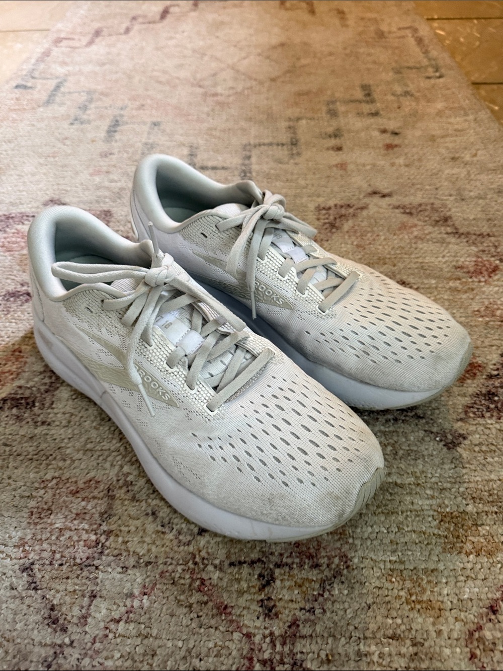 Brooks Light Gray/White Womens Running Shoes